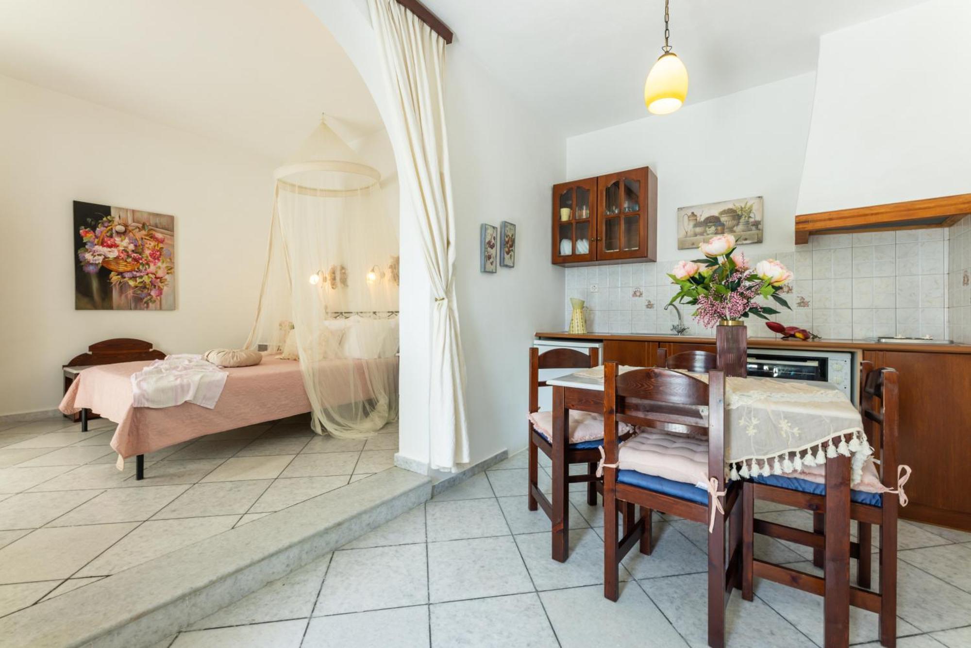 Sun Rock Boutique Suites Stelida  Extérieur photo